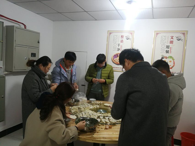冬至陽(yáng)生春又來，溫暖感恩促情誼——廣德路項(xiàng)目部舉辦包餃子活動(dòng)
